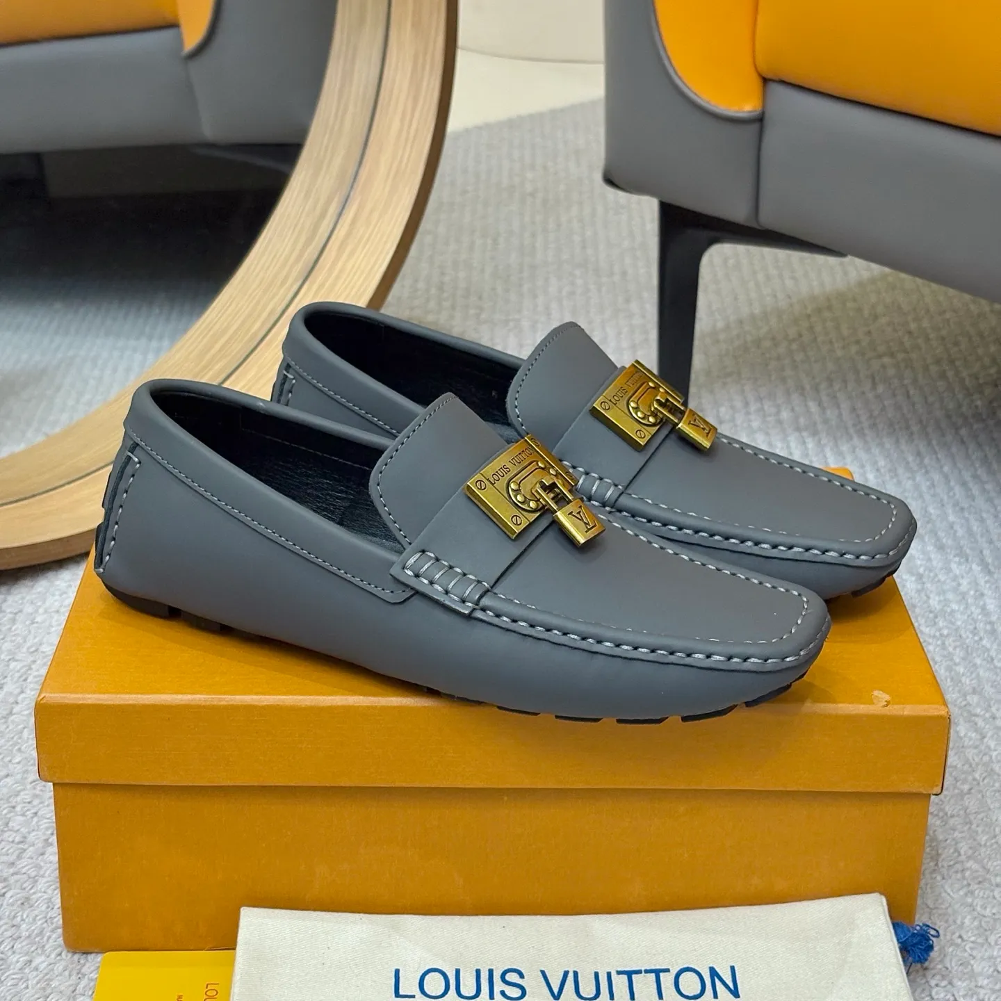 Men's men's shoes 💰420 (Yangli) LV 2⃣️0⃣️2⃣️5️⃣Spring and summer counter GLORIA series models ✈️Original factory special leather production, original last type. A classic driving slip-on casual shoe that shows an elegant style with exquisite craftsmanship details such as Monogram embossing all over the upper🌀Italian imported calfskin fabric Sheepskin foot pads➕Inside～Private mold replica sole Unique style Comfortable driving slip-on Size: 4-12 (38-46) Comes with [Counter packaging: original box, wrapping paper, card, instruction manual, shoehorn, cloth bag] No pressure to enter and leave the counter!